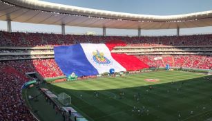 La bandera de Chivas rota previo al encuentro