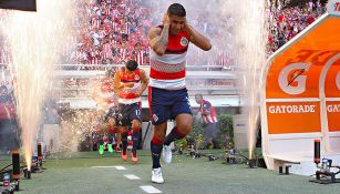 Carlos Salcido se tapa los oídos al saltar al campo