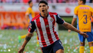 Alan Pulido festeja después de anotarle a Tigres