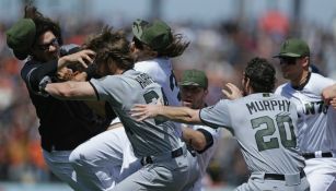 Los jugadores de los Giants y Nationals pelean durante el encuentro