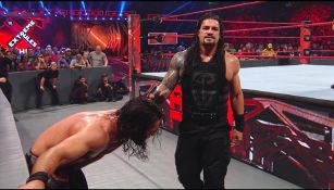 Roman Reigns durante el combate contr Seth Rollins