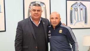 Sampaoli posa con el presidente de la AFA, Claudio Tapia