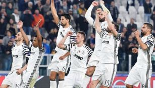 Jugadores de la Juventus celebran tras ganar frente al Barcelona