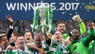 Jugadores del Celtic levantan el título de la Liga de Escocia