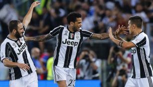 Alves, en medio de sus compañeros, festeja un gol de la Juve