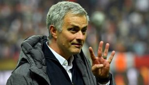 Mou hace una seña tras ganar le Europa League con el United