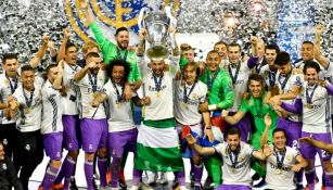 Sergio Ramos levanta el trofeo para celebrar la victoria en la Final de la Champions