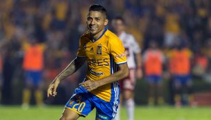 Javier Aquino festeja un gol con Tigres