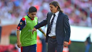 Matías Almeyda platica con Eduardo López en un partido de Chivas