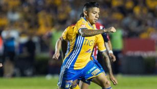 Javier Aquino conduce el balón en Final contra Chivas