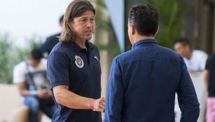 Almeyda platica con un directivo durante el Draft