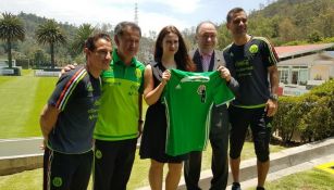 Gurdado, Márquez y Osorio posan para la foto junto miembros de la embajada rusa en México