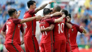 Jugadores de Portugal celebran un gol en amistoso contra Chipre