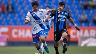 Emilio Orrantia conduce el balón en juego contra Gallos