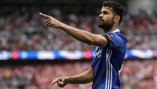 Diego Costa apunta a la grada durante juego del Chelsea