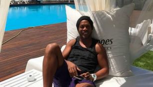 Ronaldinho gozando de sus vacaciones en un hotel