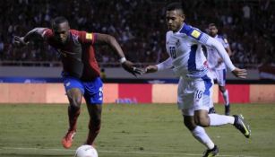 Díaz le disputa el balón a Watson