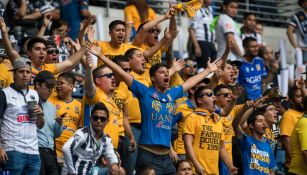 Aficionados de Tigres apoyan a su club en el BBVA Bancomer