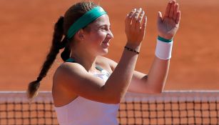 Ostapenko aplaude tras derrotar a Simona Halep en Roland Garros