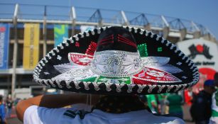 Un aficionado con un sombrero de mariachi