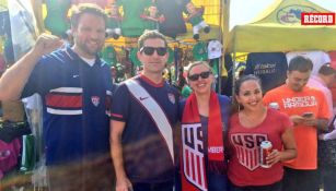 Afición de los Estados Unidos posa en una foto