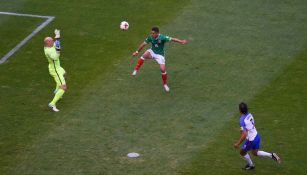 Chicharito, durante la jugada frente a Guzan