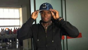 Hurtado posa con un gorra de Rayados a su llegada a Monterrey