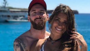 Messi posa en una foto junto a Antonella 