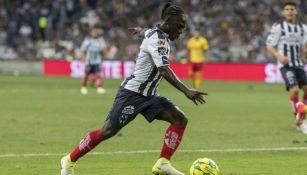 Chará conduce el balón en un juego de Rayados de Monterrey