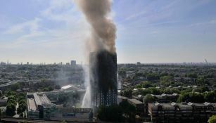 El humo se expande en la mañana en la Grenfell Tower