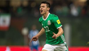 Lozano festeja un gol con el Tri 