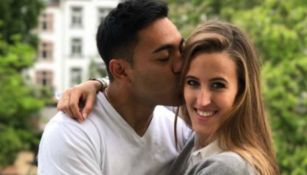 Marco Fabián le da un beso a su novia Andrea Sánchez