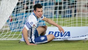 Hirving Lozano en el césped durante un juego del Pachuca en el C2017