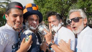 Jesús Martínez e Hirving Lozano celebrando el título en 2016 junto a Gutiérrez y Hernández