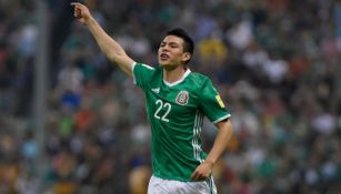 Hirving Lozano disputa un juego con la selección mexicana