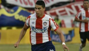 Alexis Pérez disputa un juego con Junior de Barranquilla