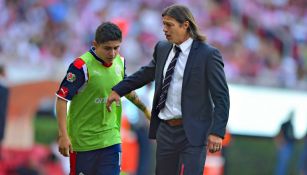 Almeyda platica con ‘La Chofis’ durante un juego de las Chivas 