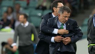 Juan Carlos Osorio detenido por un miembro de su cuerpo técnico