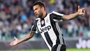 Alves celebra un gol con Juventus