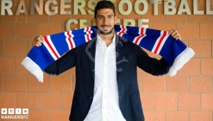 Lalo Herrera posa con la bufanda del Rangers FC