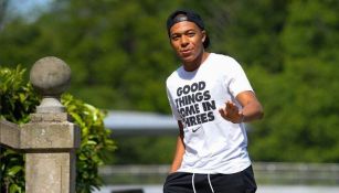 Mbappé saluda durante la concentración de Francia