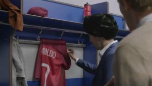 Salvador Iglesias toma la camiseta de CR7 dentro del vestidor de Portugal