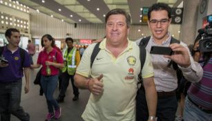 Piojo Herrera sonríe a la lente de RÉCORD en el aeropuerto de la CDMX