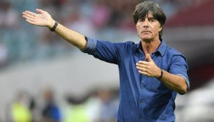 Löw da indicaciones a sus pupilos en el duelo contra Camerún