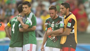 Los jugadores de México desconsolados tras ser eliminados por Holanda en Brasil 2014