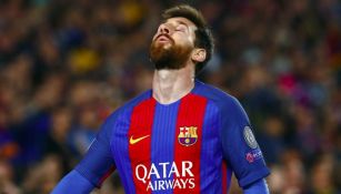 Messi se lamenta durante un juego con Barcelona