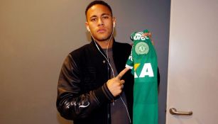 Neymar posa con la playera del Chapecoense