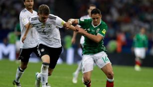 CH14 disputa un balón con Matthias Ginter en el juego Alemania vs México