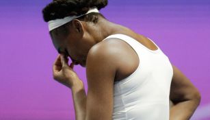 Venus Williams se lamenta durante un torneo de tenis