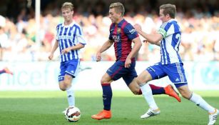 Gerard Deulofeu controla el balón en un juego con Barcelona